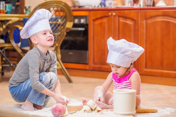 Dos Hermanos Niño Niña Sombreros Chef Cerca Chimenea Sentados Suelo —  Fotos de Stock