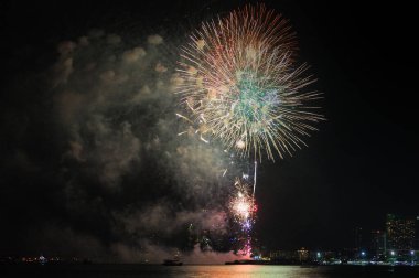 Denizin üzerinde gece gökyüzünde muhteşem bir peri: Havai fişek ustaları renk cümbüşü gösterdi