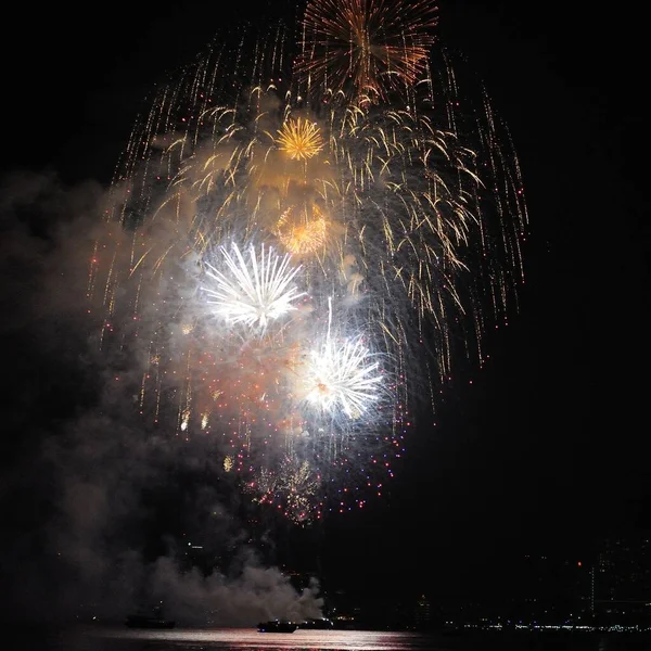 Fabuloso Hada Cielo Nocturno Sobre Mar Fuegos Artificiales Maestros Mostraron — Foto de Stock