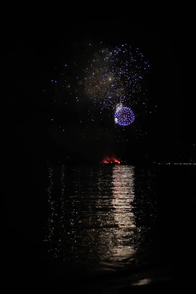 Fabuloso Hada Cielo Nocturno Sobre Mar Fuegos Artificiales Maestros Mostraron — Foto de Stock