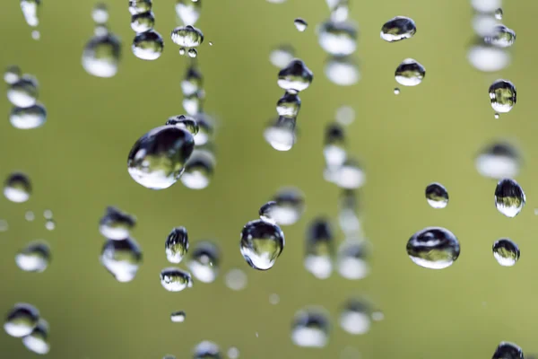 Gotas de lluvia en una cuerda — Foto de Stock