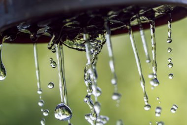 Yağmur damlaları bir ip üzerinde