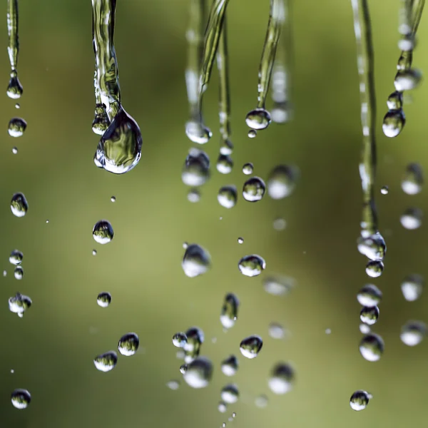 Gotas de lluvia en una cuerda — Foto de Stock