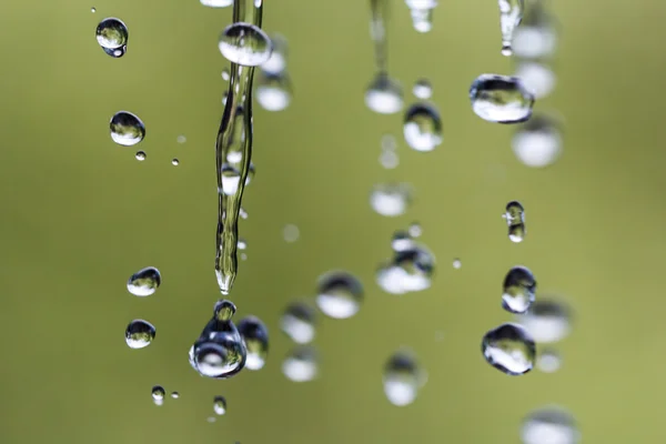 Des gouttes de pluie sur une corde — Photo