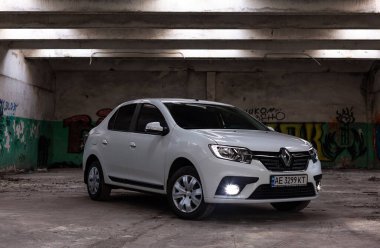 Krivoy Rog, Ukrayna - 11 Nisan 2021: Sokak sanatının arka planına karşı beyaz Ranault Logan 'ın fotoğrafı.