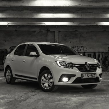 Krivoy Rog, Ukrayna - 11 Nisan 2021: Sokak sanatının arka planına karşı beyaz Ranault Logan 'ın fotoğrafı.