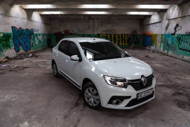 Krivoy Rog, Ukrayna - 11 Nisan 2021: Sokak sanatının arka planına karşı beyaz Ranault Logan 'ın fotoğrafı.