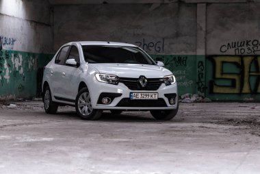 Krivoy Rog, Ukrayna - 11 Nisan 2021: Sokak sanatının arka planına karşı beyaz Ranault Logan 'ın fotoğrafı.