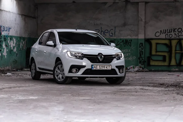 Krivoy Rog, Ukrayna - 11 Nisan 2021: Sokak sanatının arka planına karşı beyaz Ranault Logan 'ın fotoğrafı.