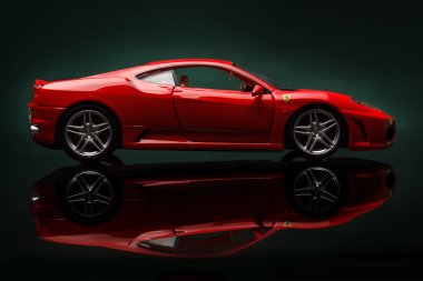 Yeşil arka plan üzerinde Ferrari F430