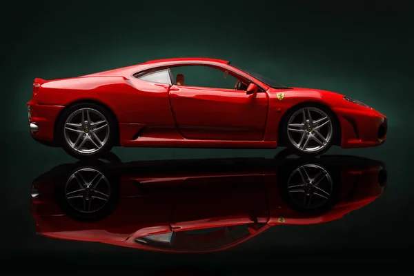 Yeşil arka plan üzerinde Ferrari F430