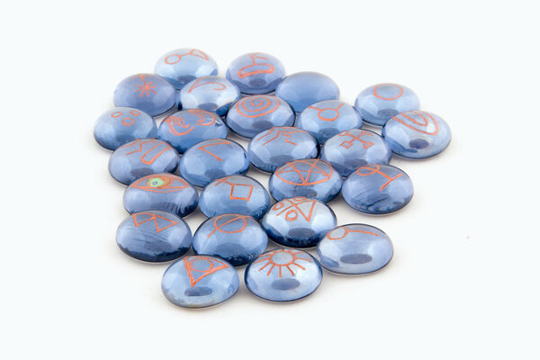 Руны на скалах
