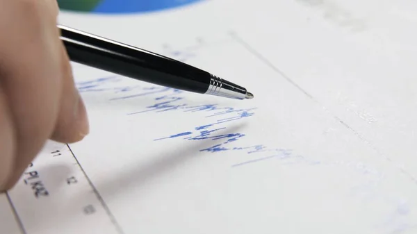 그래프 클로즈업, 펜과 파란색 그래프 매크로 샷으로 종이를 연구하는 사람 — 스톡 사진