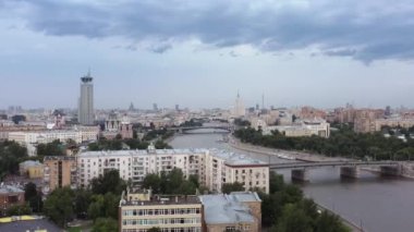 Moskova merkez panoramik insansız hava aracı görüntüsü, nehir, köprü ve binalarla şehir manzarası 