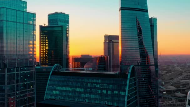 Μόσχα επιχειρηματικό κέντρο της πόλης γυάλινα κτίρια drone πανοραμική βολή, ορίζοντας ηλιοβασίλεμα — Αρχείο Βίντεο