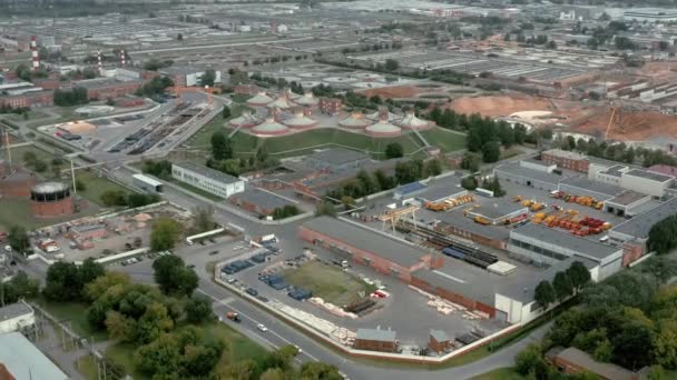 Fábricas diferentes no distrito industrial urbano com árvores drone tiro, voar sobre — Vídeo de Stock