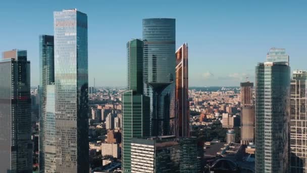 Moscú ciudad centro de negocios edificios pan shot, en el fondo del cielo azul — Vídeo de stock