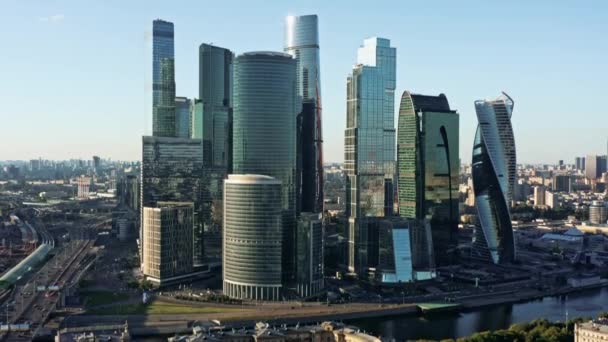 Moscú centro de negocios drone tilt up shot, luz del día con el cielo brillante y el sol — Vídeos de Stock