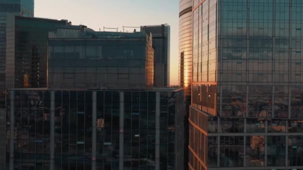 Moscú centro de negocios edificios de vidrio drone plano panorámico, la puesta de luz del sol — Vídeos de Stock
