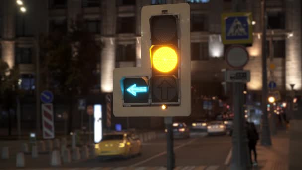 Luzes de mudança no semáforo, tiro nocturno. — Vídeo de Stock