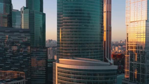 Moscú centro de negocios edificios de vidrio drone plano panorámico, la puesta de luz del sol — Vídeos de Stock