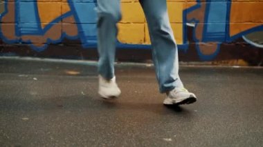 Hip hop sokak dansı ayaklar arka planda grafiti, titrek pan shot