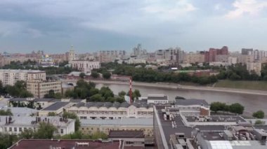 Şehrin yerleşim bölgesinde çatılar ve nehirler uçuyor, İHA ateşi