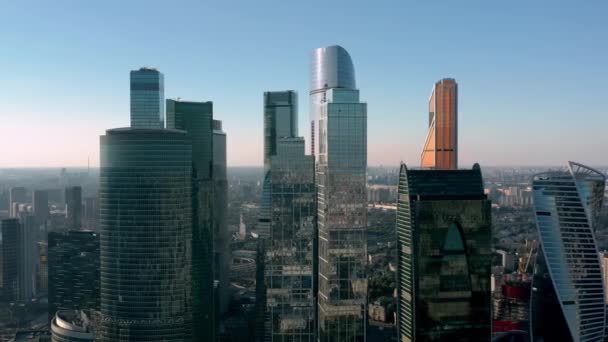 모스크바 시의 비즈니스 센터 건물 팬 샷, 푸른 하늘 배경 — 비디오