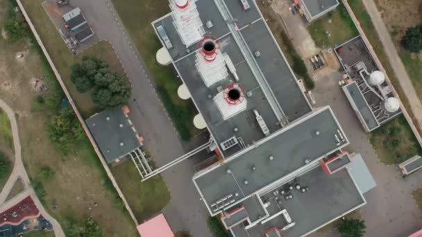 Usine privée avec tir de drone de cheminée, vue d'hélicoptère supérieure sur le sol — Video