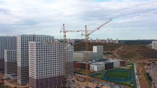 Bostadsområde, lägenhetshus under uppförande, drönarzoom i — Stockvideo