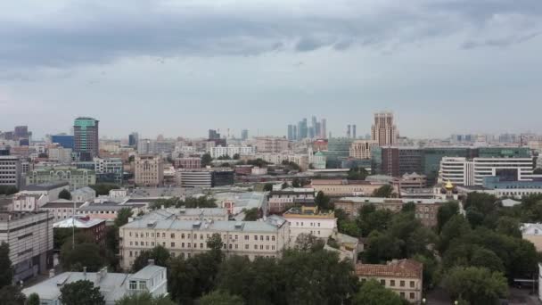 モスクワの住宅や工場の建物は、ドローンショットの上を飛ぶ — ストック動画