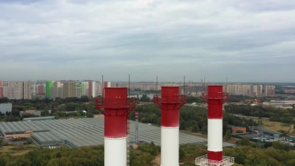 Plantă industrială trei coș de fum drone zoom deasupra orașului în vreme tulbure — Videoclip de stoc