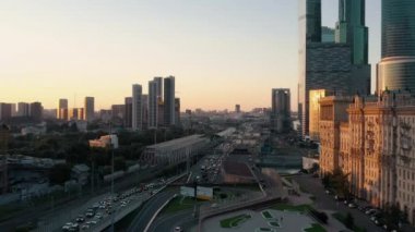 Moskova İş Merkezi yakınlarındaki yol, akşam insansız hava aracı görüntülerinde trafik...