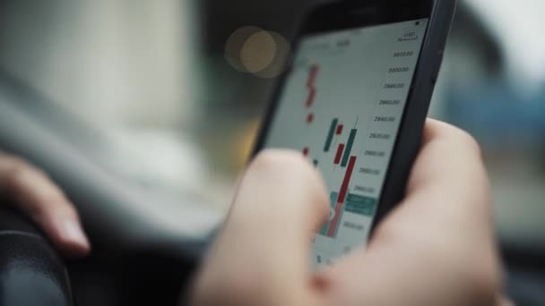 Empresário usando um telefone celular para verificar os dados do mercado de ações — Vídeo de Stock