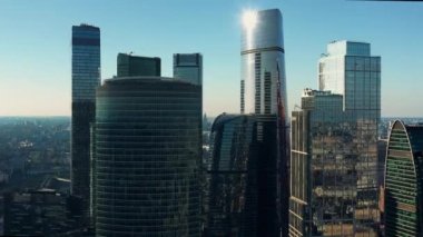 Moskova 'daki iş merkezi binaları şehir manzarasının arka planında çekiliyor.