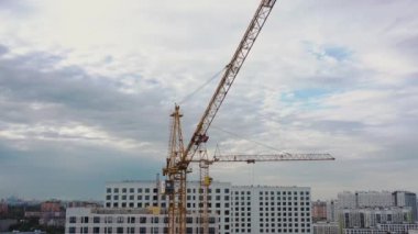 İnşaat halindeki vinçler ve tamamlanmamış apartman evleri, İHA atışları