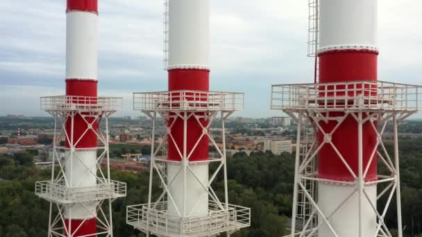 Industrianläggning tre skorsten drönare luta upp, antenn skott av fabriken ovanför stadsbilden — Stockvideo