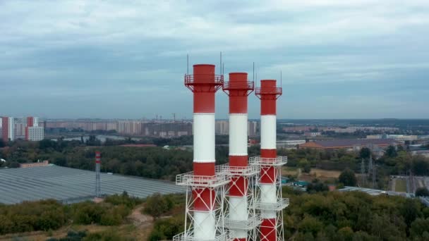 Fabrica industrială trei coș de fum drone tigaie împușcat, împușcat aerian de fabrică deasupra peisajului orașului — Videoclip de stoc