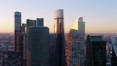 Moskova iş merkezi cam binalar İHA 'yı yakınlaştır, günbatımı ufku