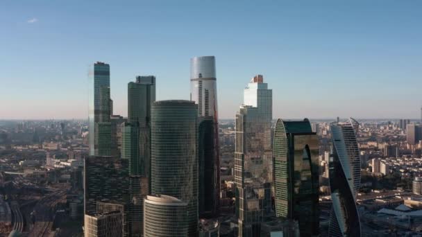 Moskou zakelijke centrum zoom in drone shot, daglicht met heldere hemel en zon — Stockvideo