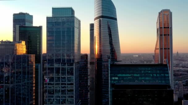 Moscow city business centre glass buildings zoom out, cityscape horizon with setting sun — Stock Video