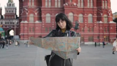 Elinde harita olan Asyalı genç bir kadın, Moskova 'da bir turist.