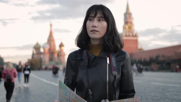 手里拿着地图的年轻亚洲女人，莫斯科市中心的游客 — 图库视频影像