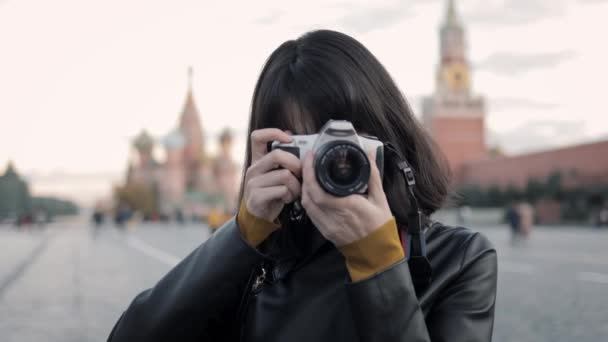 모스크바 중심부에 사진기를 들고 있는 행복 한 젊은 아시아인 여인, 클로즈업 샷 — 비디오
