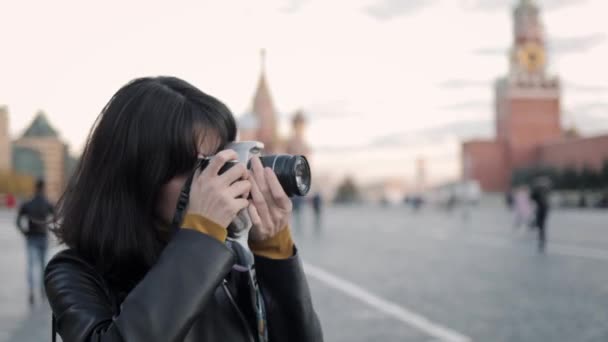 Молодая счастливая азиатка с фотокамерой в центре Москвы, крупный план — стоковое видео