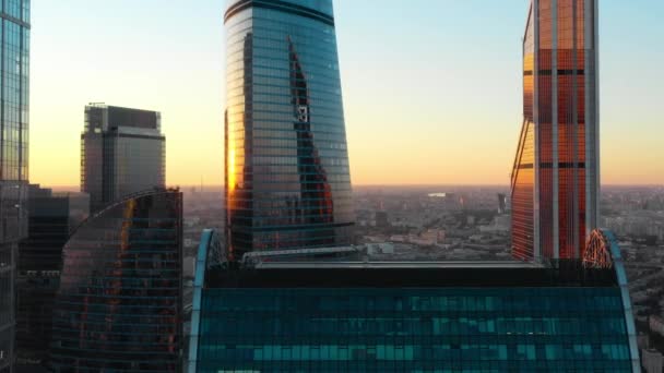 Стеклянные здания делового центра Москвы, панорамный снимок беспилотника, горизонт заката — стоковое видео