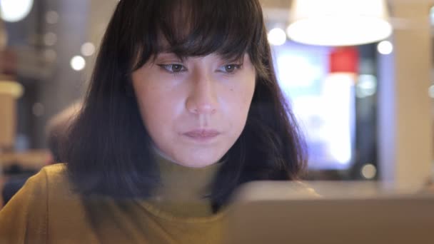 Junge asiatische Frau trinkt Kaffee im Café mit Laptop Nahaufnahme — Stockvideo