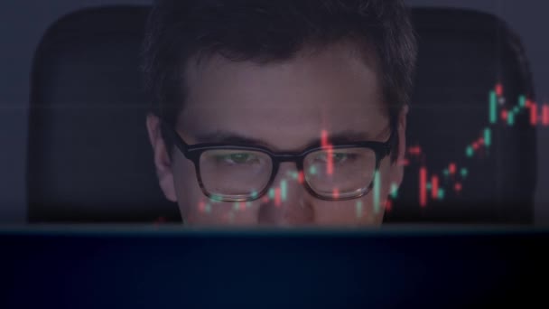 Podnikatel analyzující grafiku burzovního grafu na počítači. Portrétní snímek. — Stock video