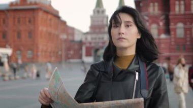Elinde harita olan Asyalı genç bir kadın, Moskova 'da bir turist.