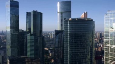 Moskova iş merkezi yakınlaş, güneşli bir akşam ve parlak gökyüzü 